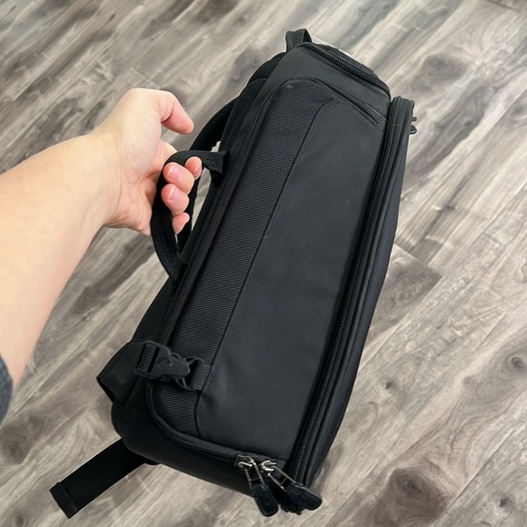 LOWEPRO black sling camera bag - EUC - Picture 12 of 15